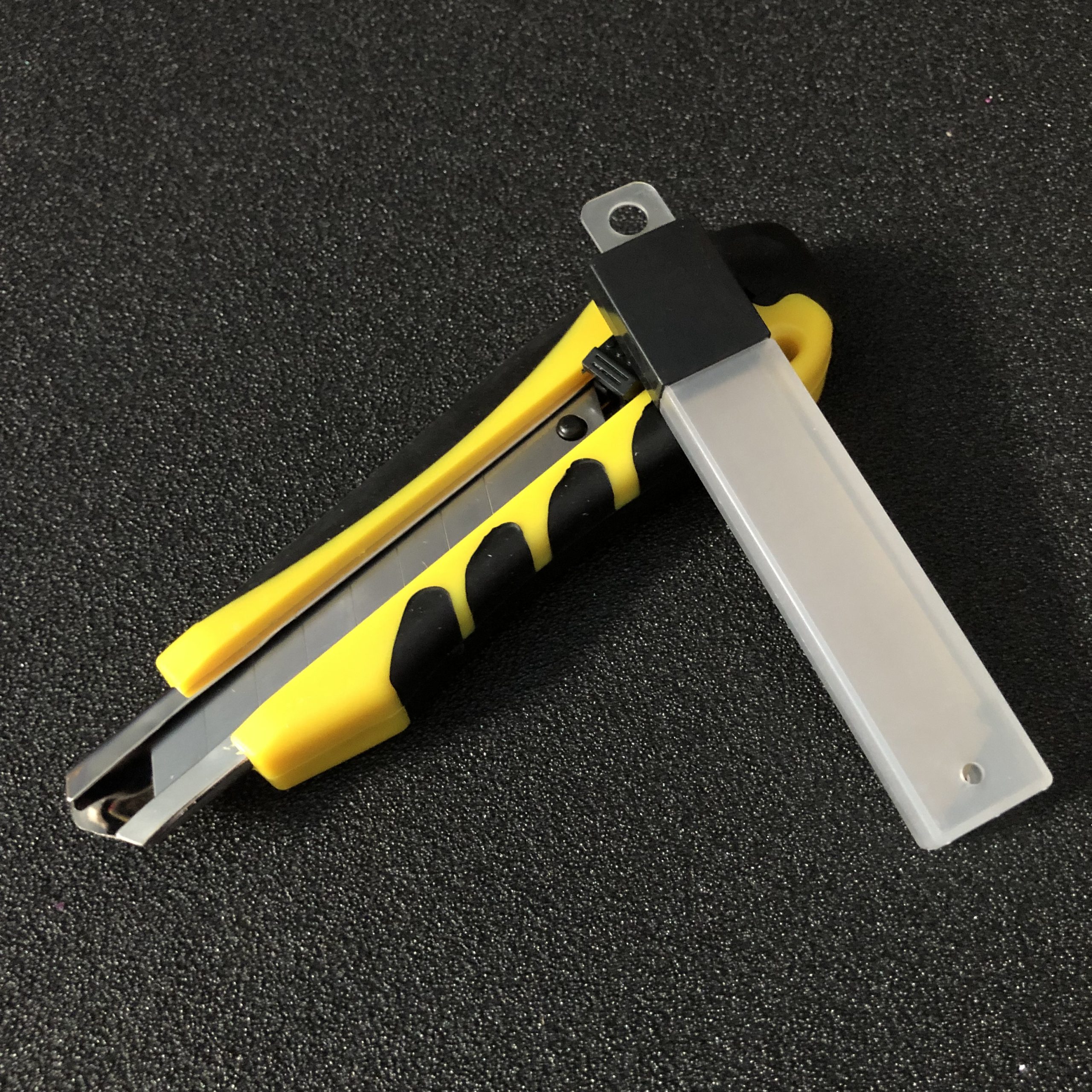 CUTTER MANGO GOMA + 5 CUCHILLAS